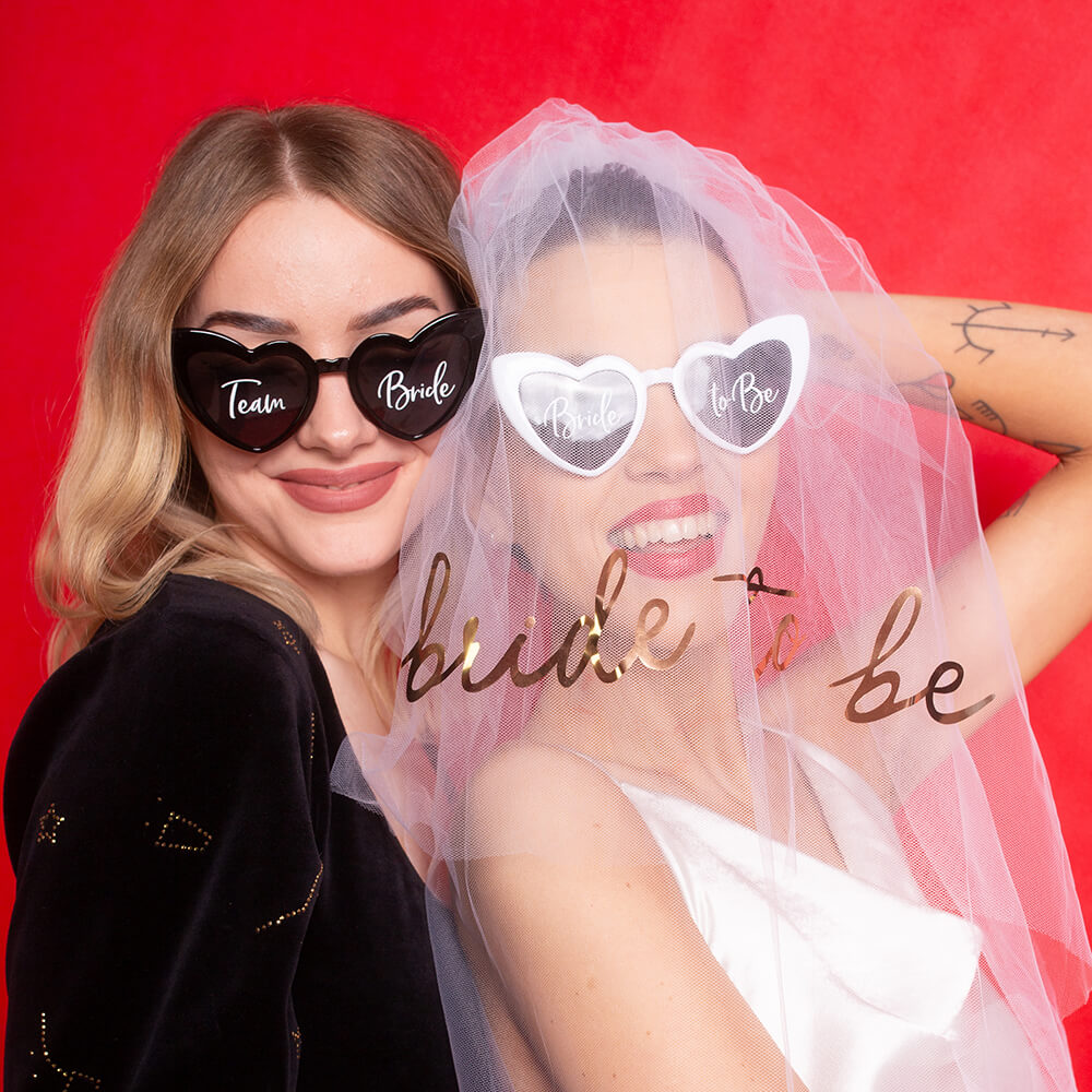 Herzförmige Brille mit Aufschrift - Bride to Be, weiß
