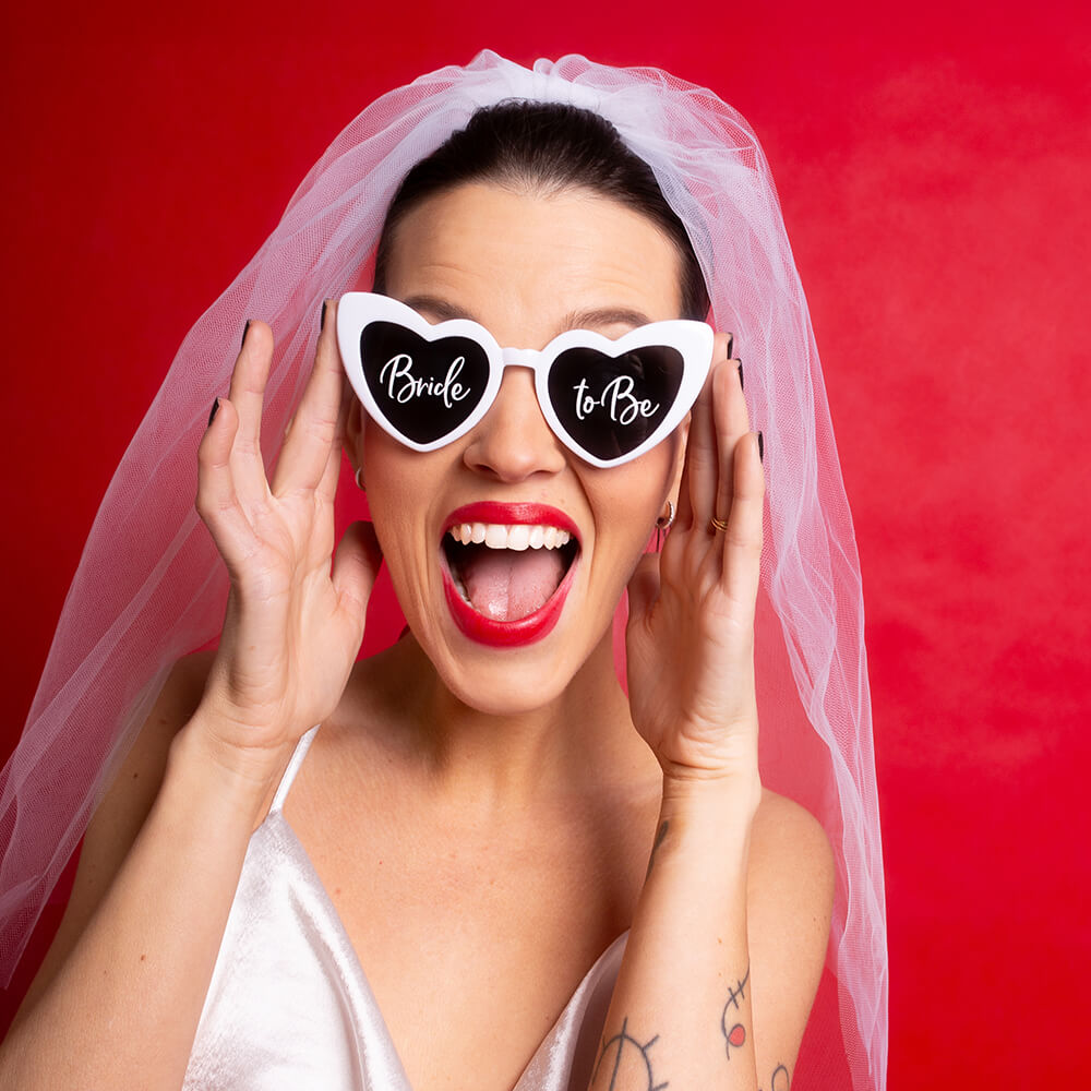 Herzförmige Brille mit Aufschrift - Bride to Be, weiß