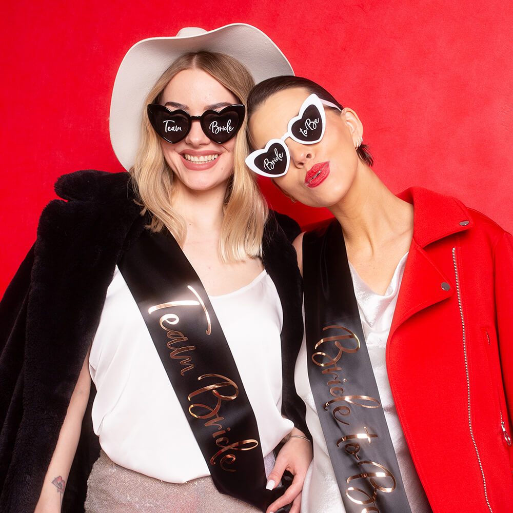 Herzförmige Brille mit Aufschrift - Bride to Be, weiß
